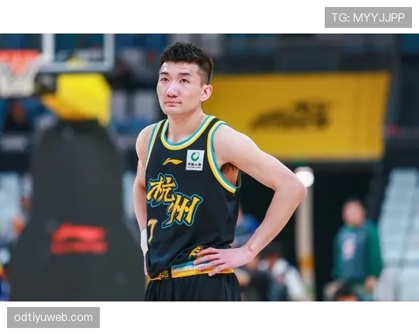 孙铭徽训练结束还能去大牌咖啡厅坐两个小时，这画风好反差啊